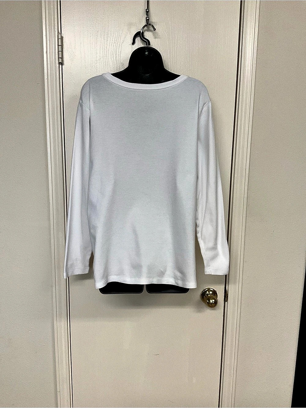 🌺$5.90 must bundle 🌺Isaac Mizrahi Live! Essentials Long Sleeve Crew Neck Top! Wh